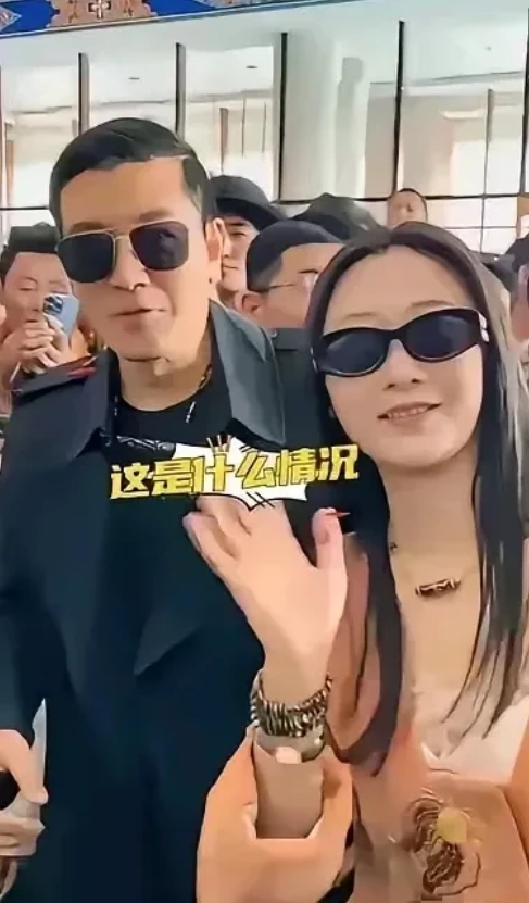 图一是杨子的疑似新女友。
杨子49岁，第一任妻子陶虹52岁，复旦大学高材生，有魄