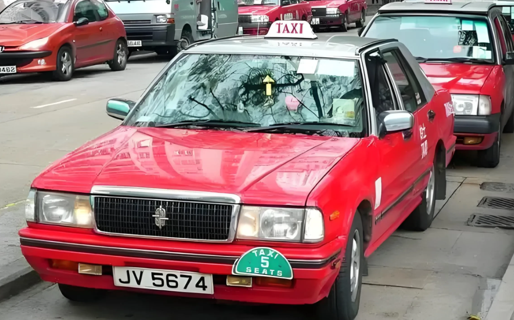 为什么香港出租车宁愿使用30年的丰田皇冠，也不愿开国产电动车？内行人的话戳穿了真