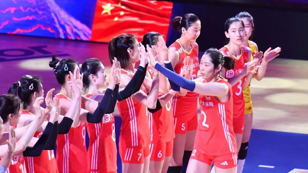 国足感谢完新加坡男足之后，女排又得感谢美国女排了。
6月13日，世界女排联赛激战