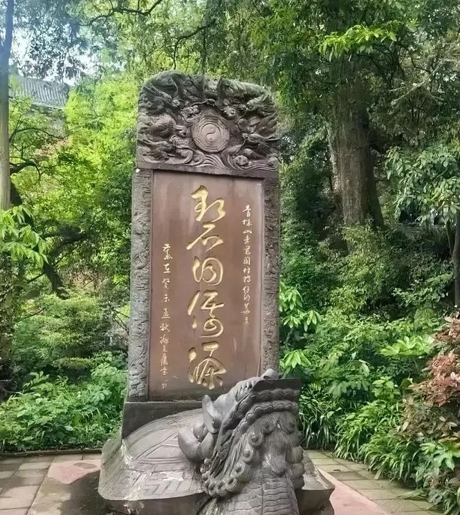 50多个人里，居然没一个人能认清这字上写的到底是什么。
我把它发到家人群里面，2