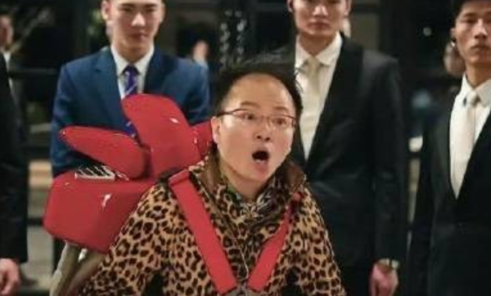 有网友说这娱乐圈可真是太吓人啦！就说演七仙女的那个阚女士吧，她讲自己当时才上初一