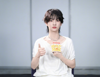 周震南形容演唱会美爆了