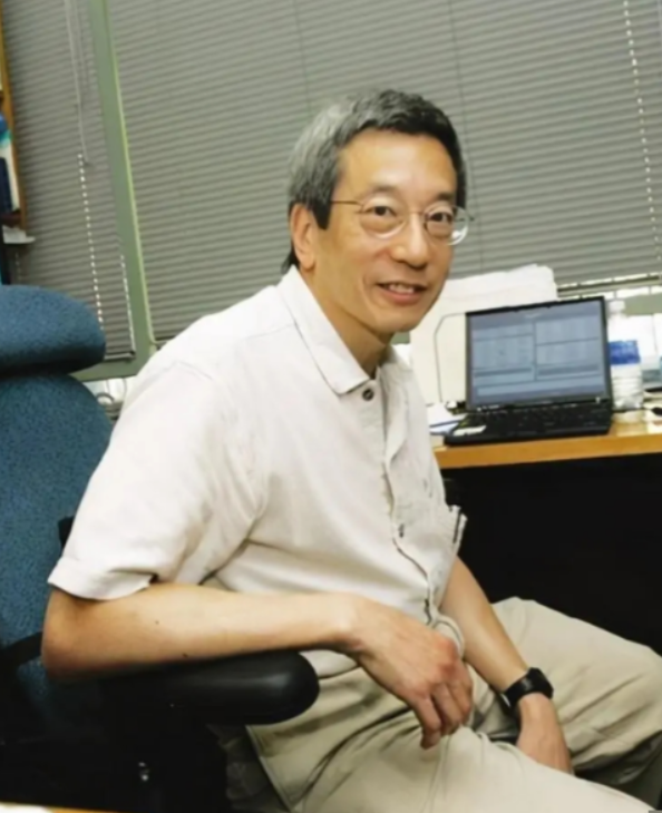 2008年，钱永健—钱学森的侄子—荣获诺贝尔化学奖，国内的人们欢欣鼓舞，不料，他