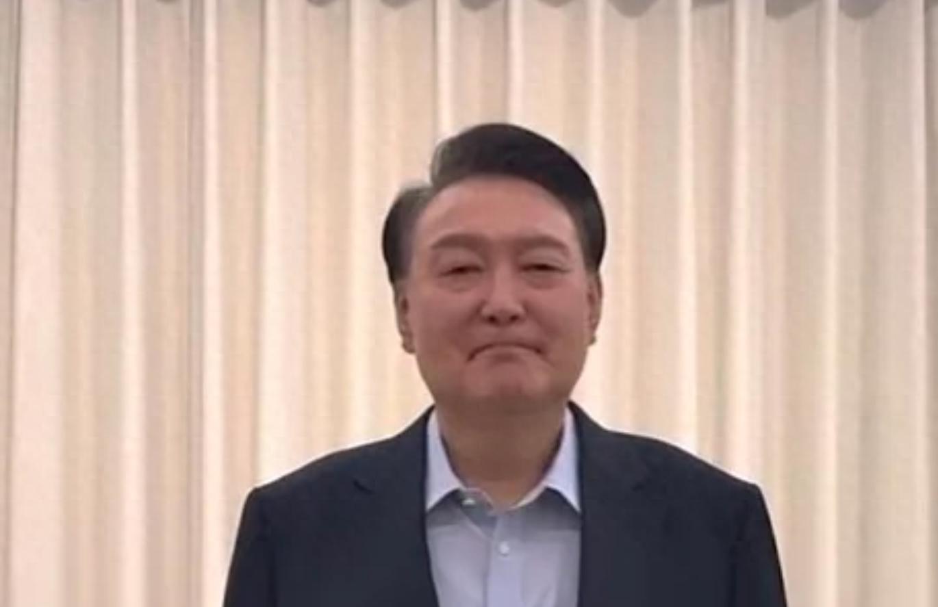 尹锡悦栽跟头，美韩反应大不同，中方淡定看戏