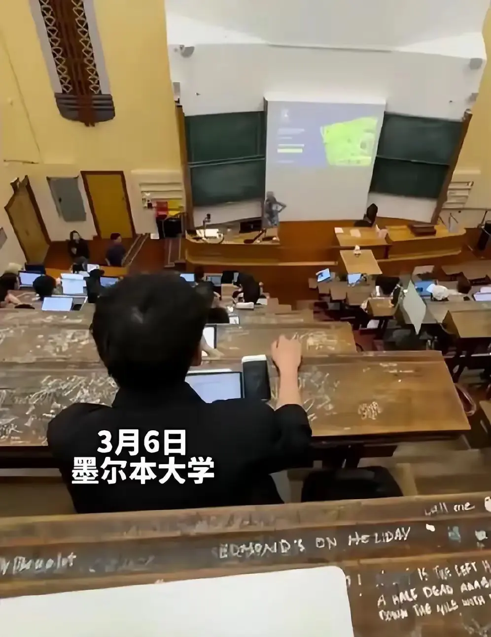 墨尔本大学这阶梯教室，不小心摔下去得落地成盒吧？