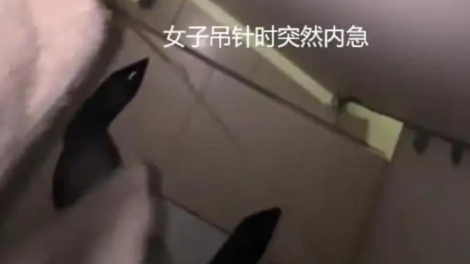 广东女子如厕，直接光脚踩蹲坑上，网友：难怪女生的丝袜穿过就扔