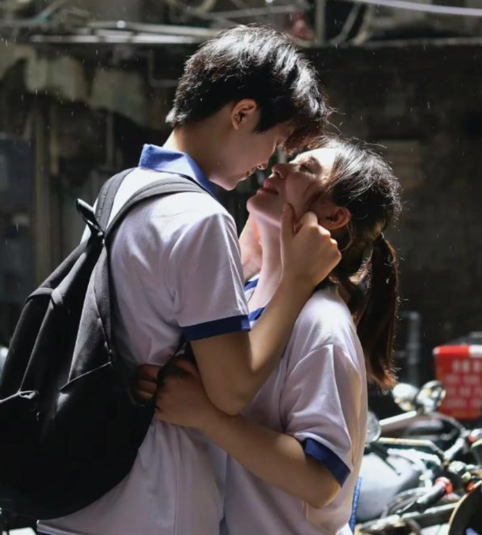 现在的孩子都好早熟啊！每天在大街上，总能碰见那么几对初中情侣搂搂抱抱，腻腻歪歪的