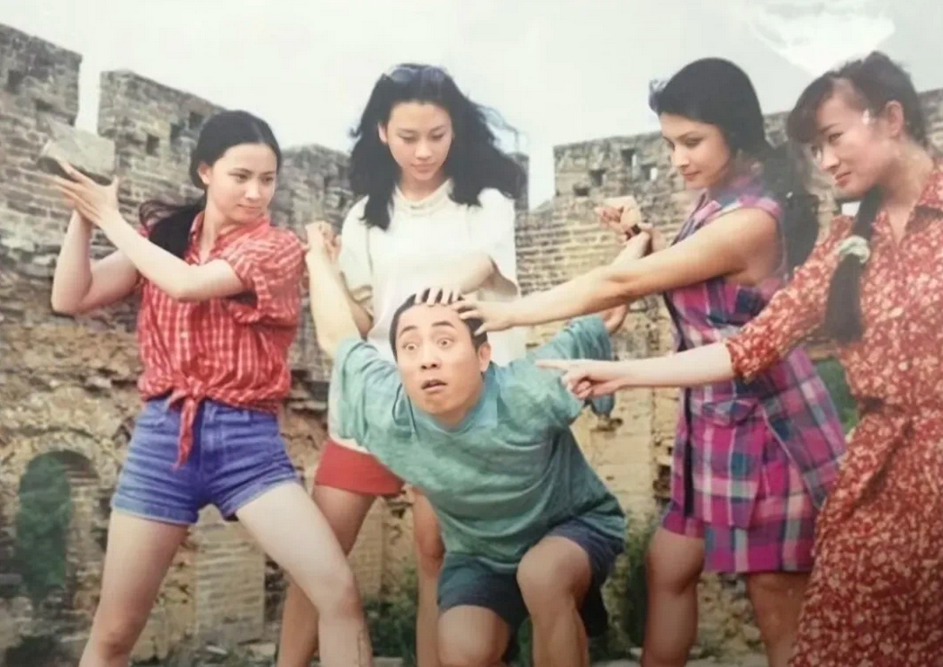 这是1995年电影导演张艺谋与剧组的4位女演员在长城游玩时所拍摄的一个即兴表演的