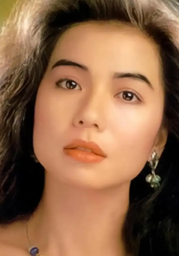 不知道为什么我一直get不到钟楚红的美。短宽脸、厚嘴唇，感觉她长相很普通啊，为什