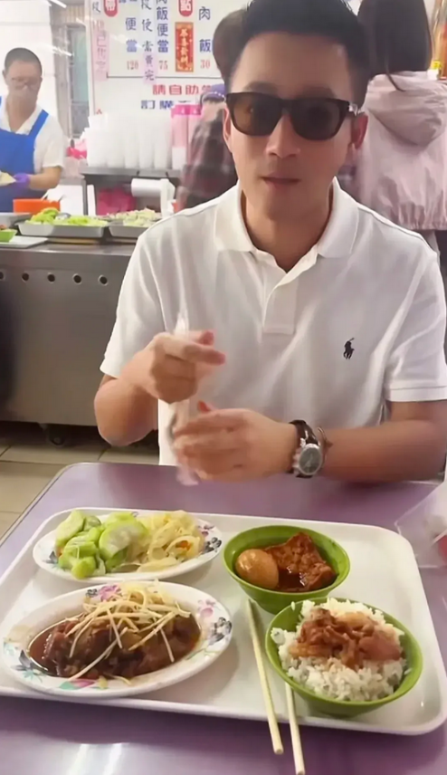 近日，汪小菲匆忙赶往湾湾，主要目的是陪伴孩子，与他们一同用餐并辅导作业，尽显父爱