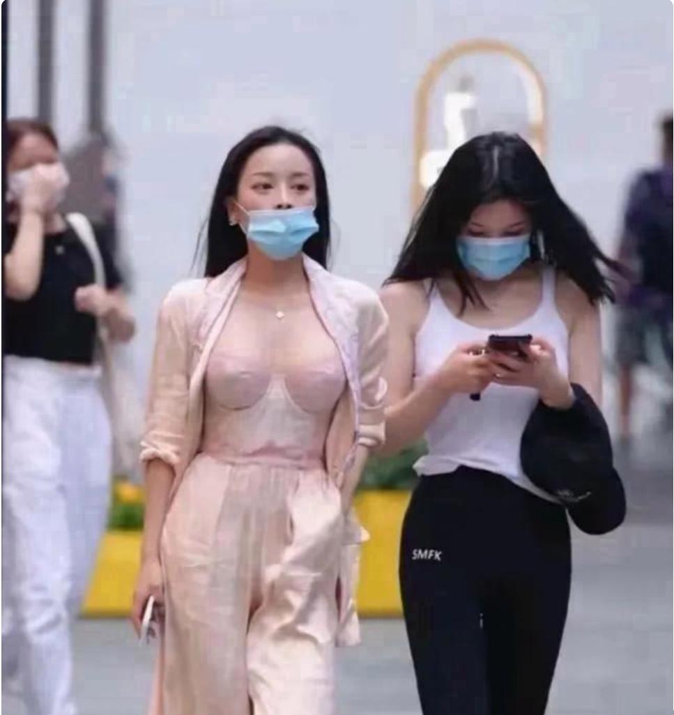 现在的年轻人穿衣越来越有个性，不按常规出牌，色彩和风格混搭得大胆又自由