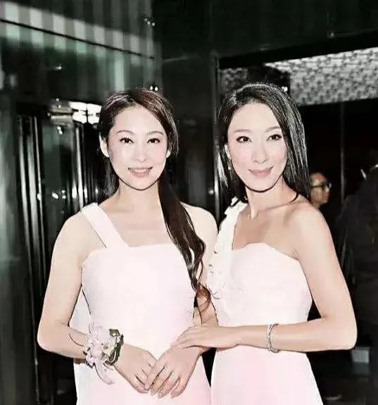 两位演员都是在TVB很多年了，我最近看《黑色月光》，她们扮演姐妹，又看了一下新闻