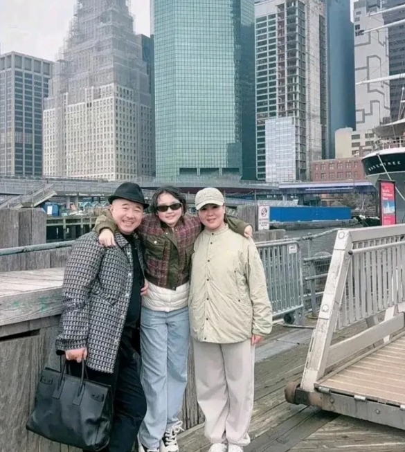 刘能真是跟对人了，如今拍照的姿态多神气呀，夫妻俩跟着师傅赵本山创造了不少财富，而
