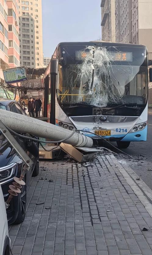 这又是个啥情况呢……
能把这么粗的电线杆直接给干断倒地……
马路牙子上的黑车咋也