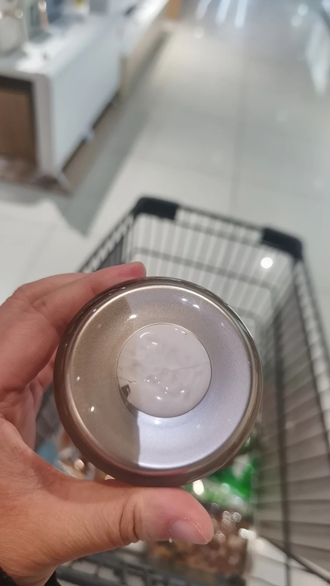 昨晚去联华超市，拿起一个杯子，不小心盖子掉地上了，突然有个营业员过来说这个是易碎