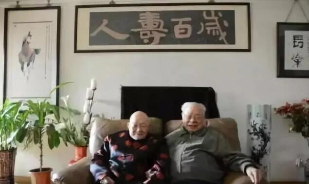 创作《夜谭十记》，并被姜文改编成电影《让子弹飞》的著名作家马识途，是重庆忠县人。