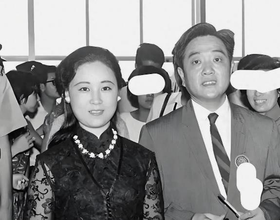 不管琼瑶和平鑫涛之间如何，死者为大！
 
作为平鑫涛的孩子也好，出版社也好，应该