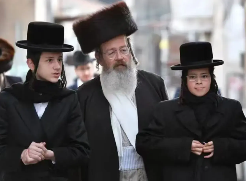 一名以色列人在网络上提出了这样一个问题：为何东方大国的民众，即便了解到犹太民族被