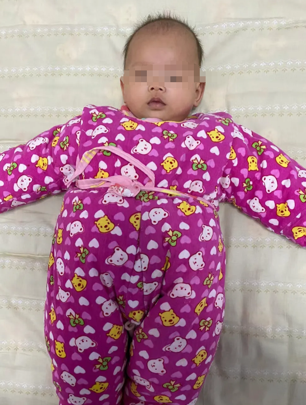 今天早上可把我给气坏了！婆婆居然把我儿子的羽绒服扒了，给换上她亲手做的棉衣，还说