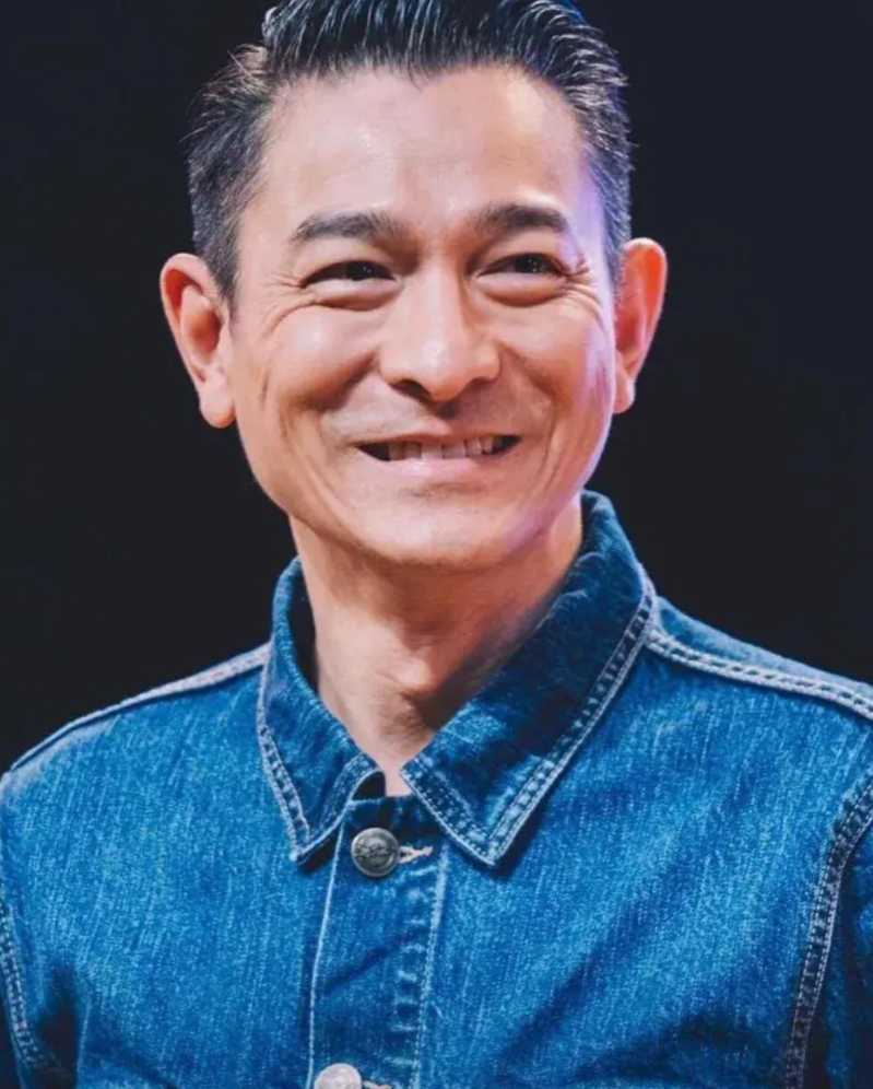 四大天王第一次红馆个人演唱会！
张学友：1987年6场，首张专辑1985年
黎明