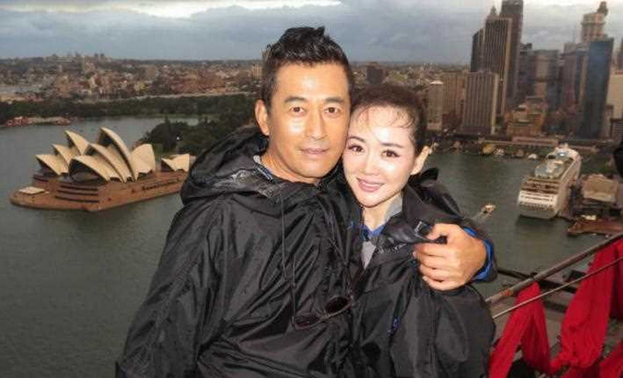 当年，王志飞爱上了小16岁的张歆艺，便绝情地对妻子说：“我们离婚吧，我遇到了真爱