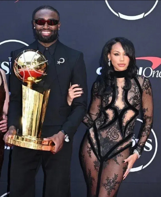 NBA第一份3亿元合同的球员本赛季表现如何？

杰伦布朗，NBA历史上首位3亿合