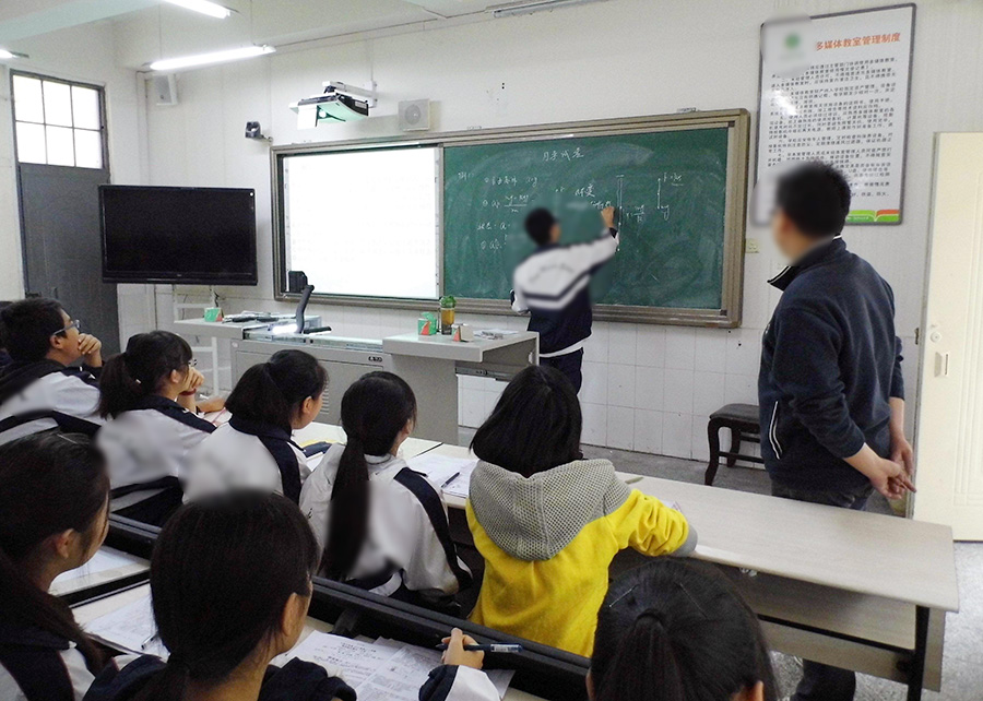 由于行政级别的存在，公办中小学校行政味道很浓，一些缺乏专业知识、缺乏教育前沿领域