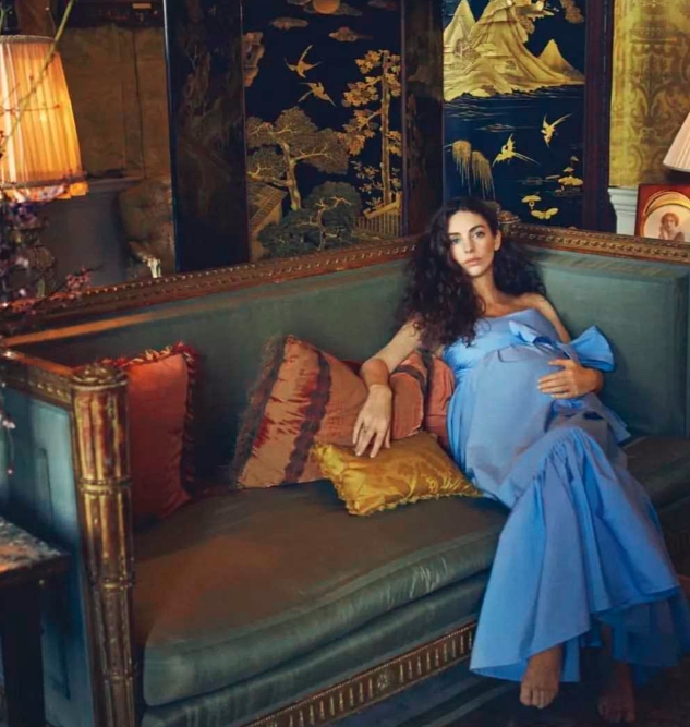 威廉王子的不忠对象罗斯，被拍到穿着一件蓝色抹胸礼服躺在沙发上的照片，她的肚子看起