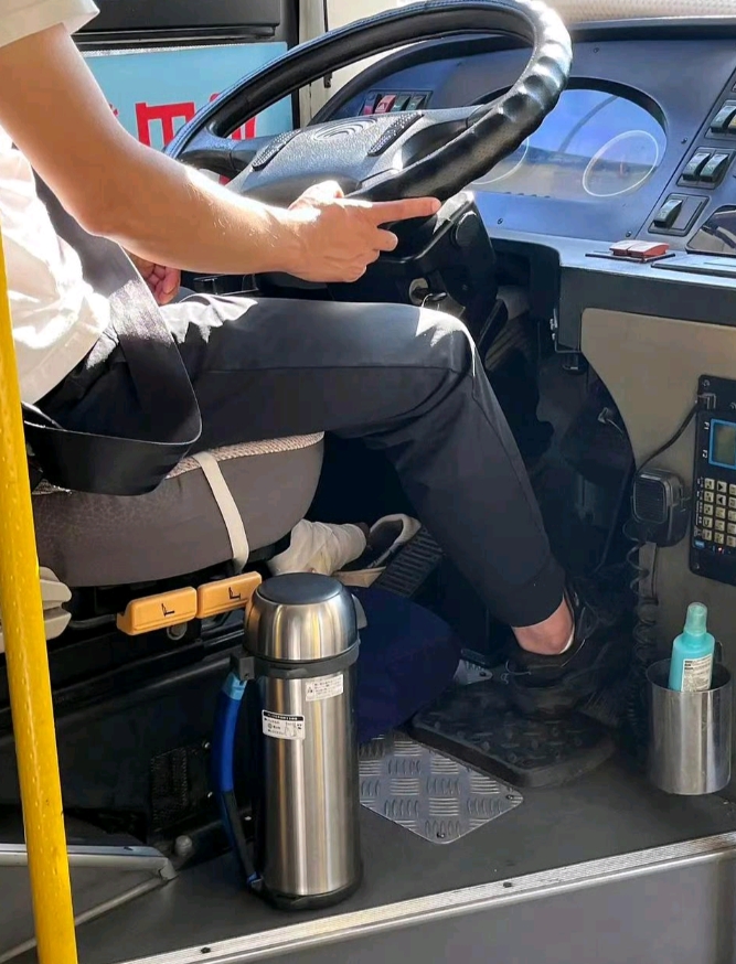 公交车司机受伤了还上班不危险吗？
