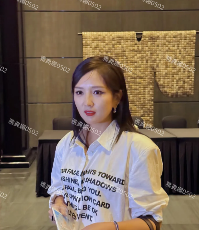 何洁本人其实一点儿也不胖，挺瘦的，脸很小皮肤也很好，快40了还十分年轻有活力，就