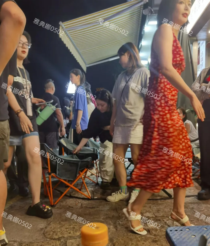 厦门偶遇大嫂高叶和郑恺拍戏，高叶个子高身材好脸特别小五官饱满很漂亮，本人看着青春