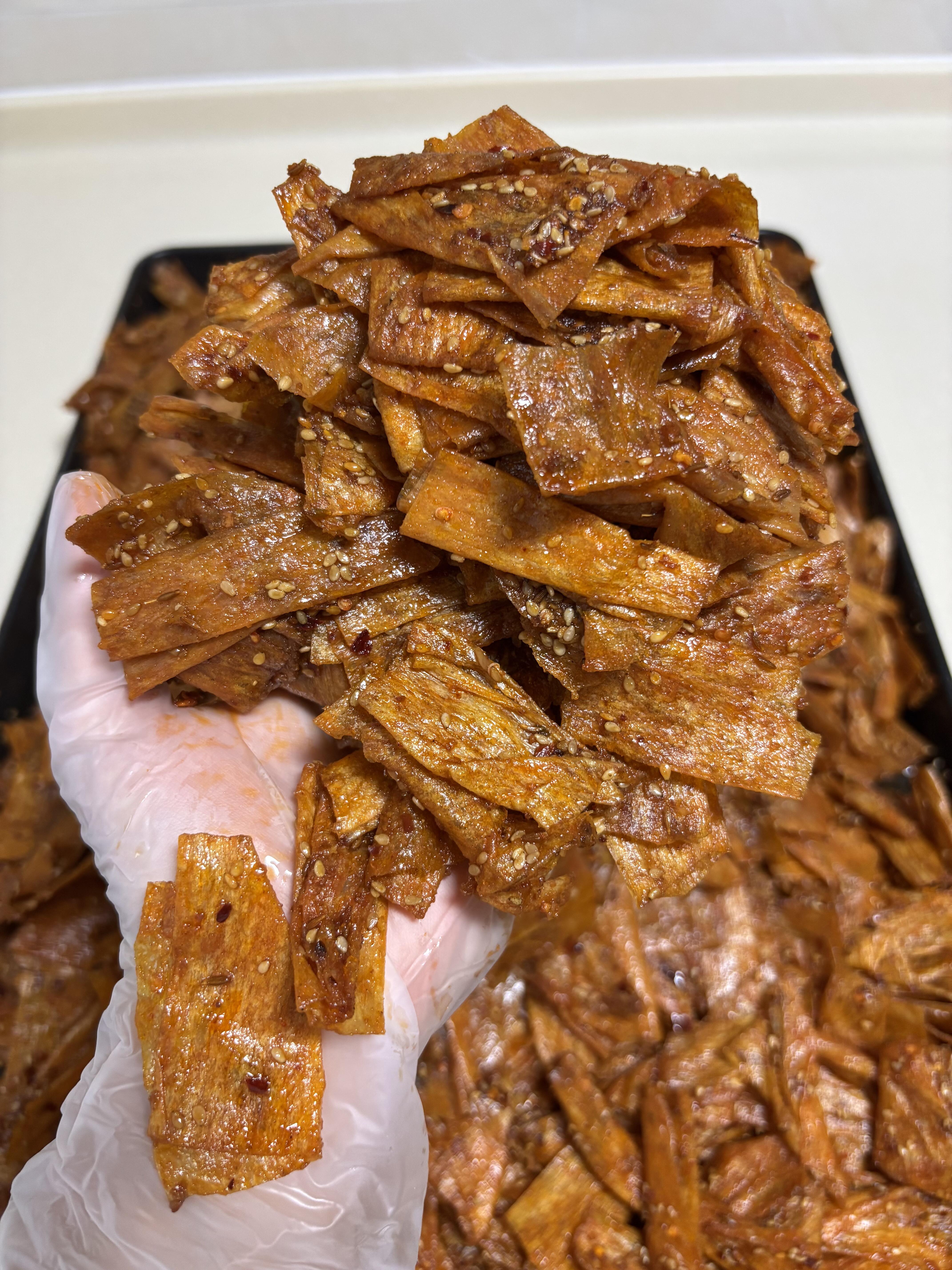 蒜香辣片，制作全流程，私房大爆款

小伙伴们今天发个蒜香辣片，今天的配比是中辣版