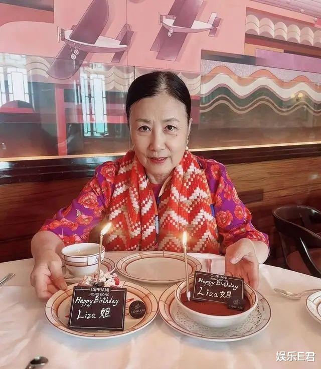 汪明荃与罗家英过中秋,穿拖鞋配GUCCI情侣装,被网友嘲讽太俗气(罗家英和汪明荃的爱情故事)-第9张图片-九妖电影 汪明荃与罗家英过中秋,穿拖鞋配GUCCI情侣装,被网友嘲讽太俗气(罗家英和汪明荃的爱情故事)-第9张图片-九妖电影