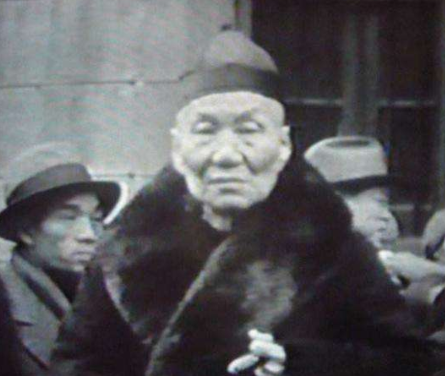 1936年的旧上海，督察长陆连奎突然接到一个电话打过来：“你今天是不是打了一个年