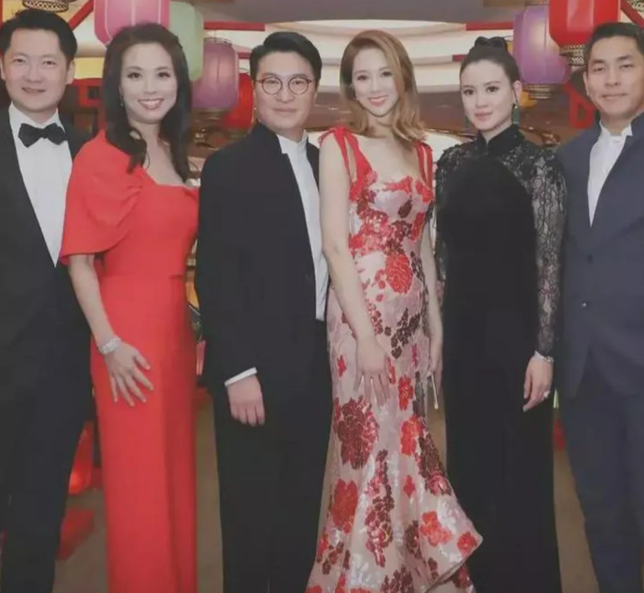徐子淇不单是长的很漂亮，远看她是人高脸小，但又不失圆润饱满，脖子又长，圆润的脸型