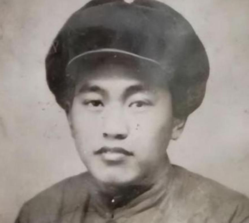 1953年，美军王牌狙击手“幽灵”呯的一枪，子弹射向对面志愿军阵地，只见一个战士