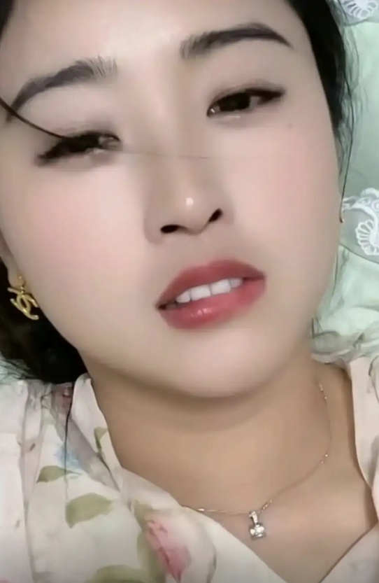 女朋友说在公司加班，晚上不回来了，今晚我可以在家好好打游戏了！哈哈哈哈哈[哈哈笑
