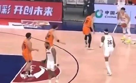 广东队内讧真相，沃特情绪爆发，5分钟无球权成导火索