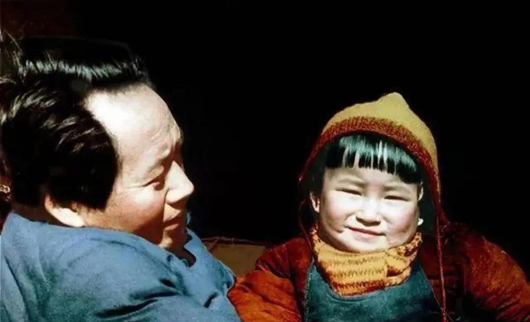 毛主席看小女儿，任何一个父亲看自己的孩子都是充满慈爱的。