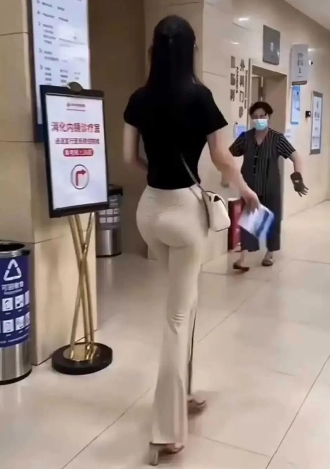医院看见的…这样出门不羞耻吗
