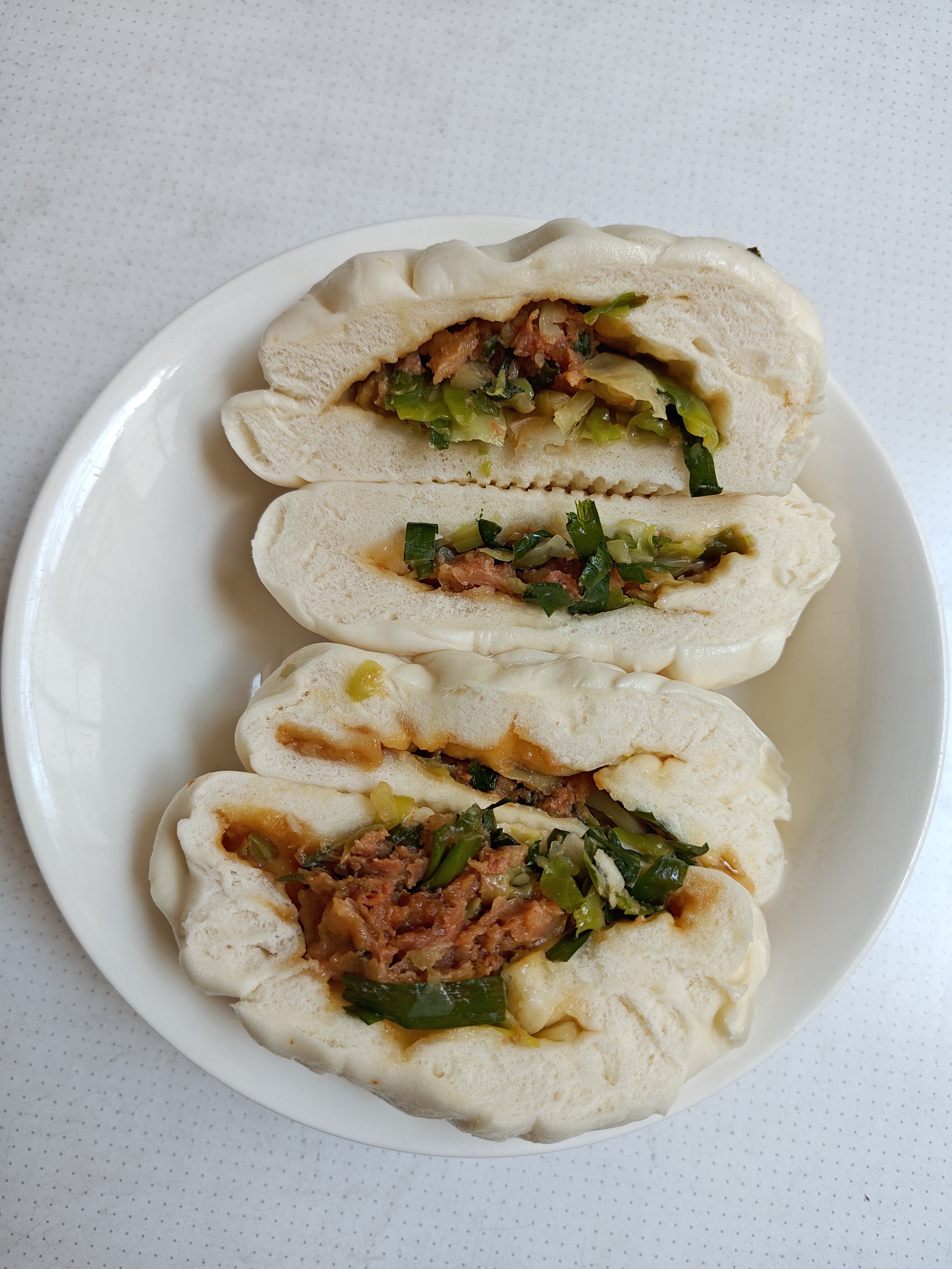 早午餐：菜肉包，两个4元。想起昨天看到的话题，南方城里穷人平时吃什么？我附近饭盒