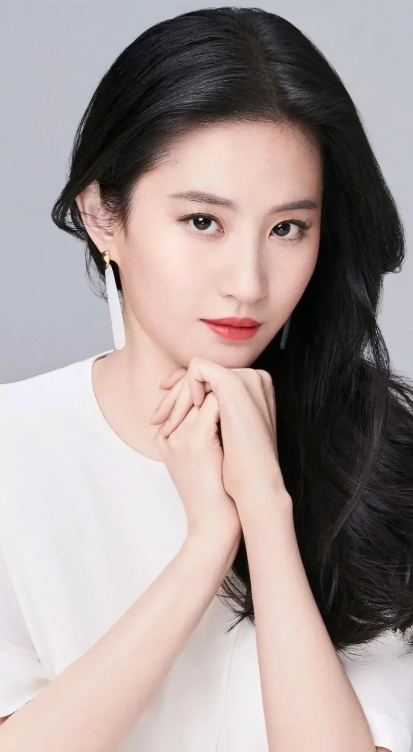 刘亦菲龚蓓苾夫妇温馨同框，剧中姐妹情深