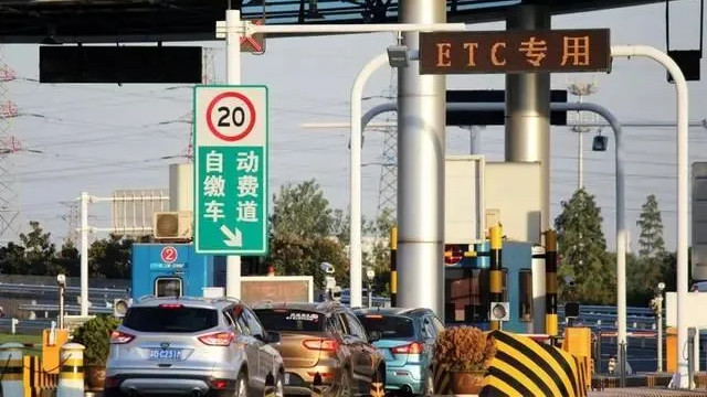ETC如此方便，可为啥有车主宁排队都不走？车主一语道破！