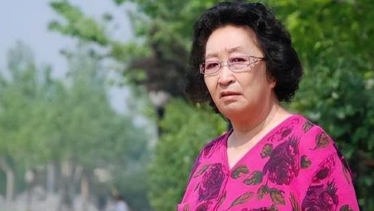 演员彭玉：照顾瘫痪丈夫8年，62岁失夫，女儿撮合她再嫁给姐夫