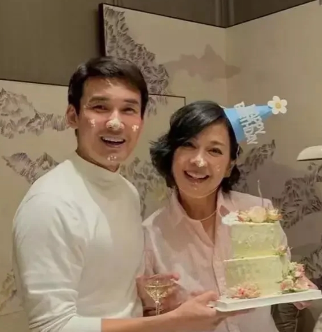 陈松伶54岁生日，与张铎甜蜜庆生