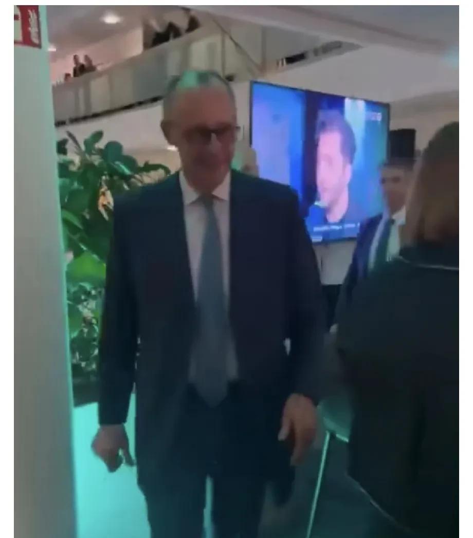 德国大选中获胜的党，总部工作人员在关注选举结果的同时，也收看Zelensky“乌