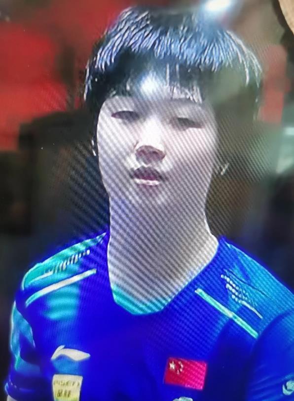 新老对决！在今天下午刚刚结束的世乒联新加坡大满贯赛女单四分之一决赛中，20岁世界
