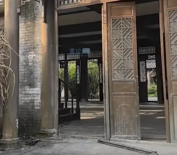 还能再抢救一下吗？嘉兴这个曾经投资五个亿的影视基地，如今彻底荒废。没有人烟，只有