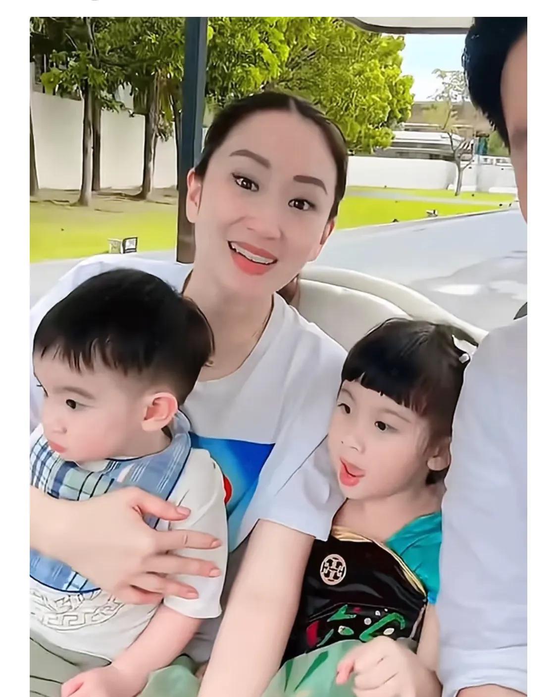 是总理也是妈妈！
她叫佩通坦，是泰国新任总理，外号“总理中的超级妈妈”。
她在外