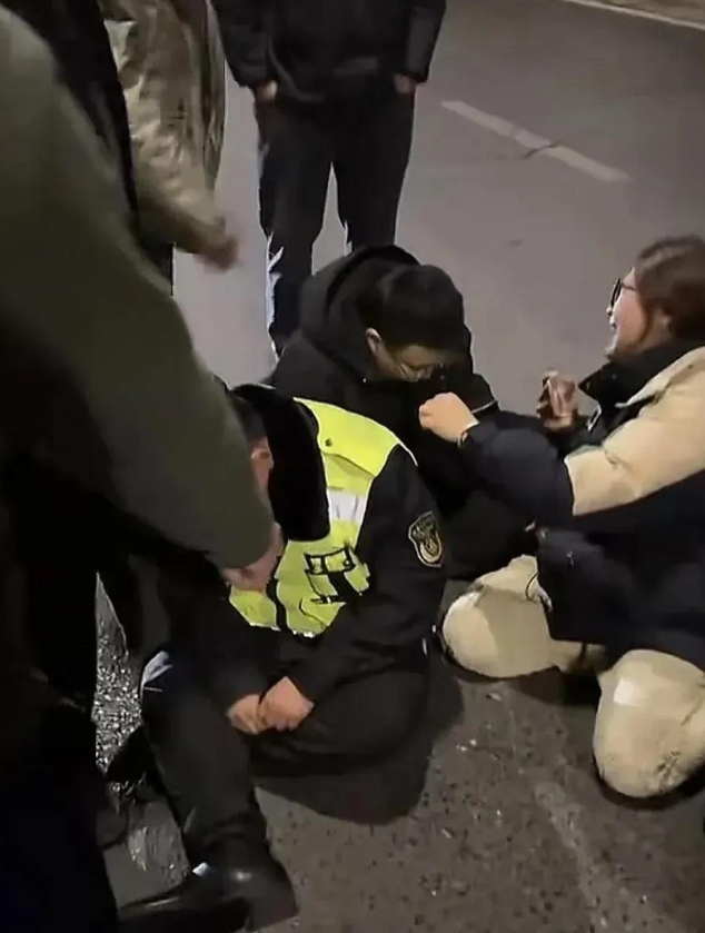 河南郑州高架桥悲剧：渣土车司机高架桥纵深一跃，制服人员没拽住，家属哭的撕心裂肺